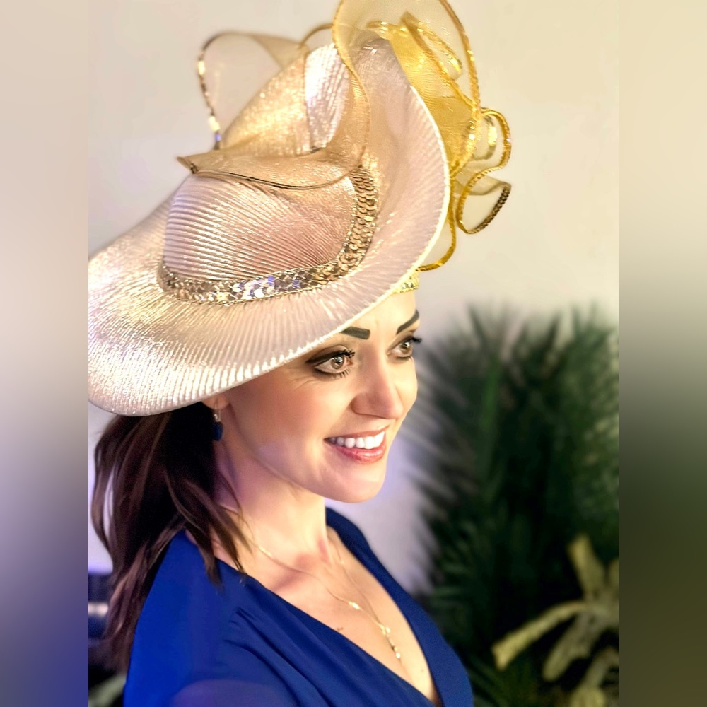 Women’s Hat in Gold